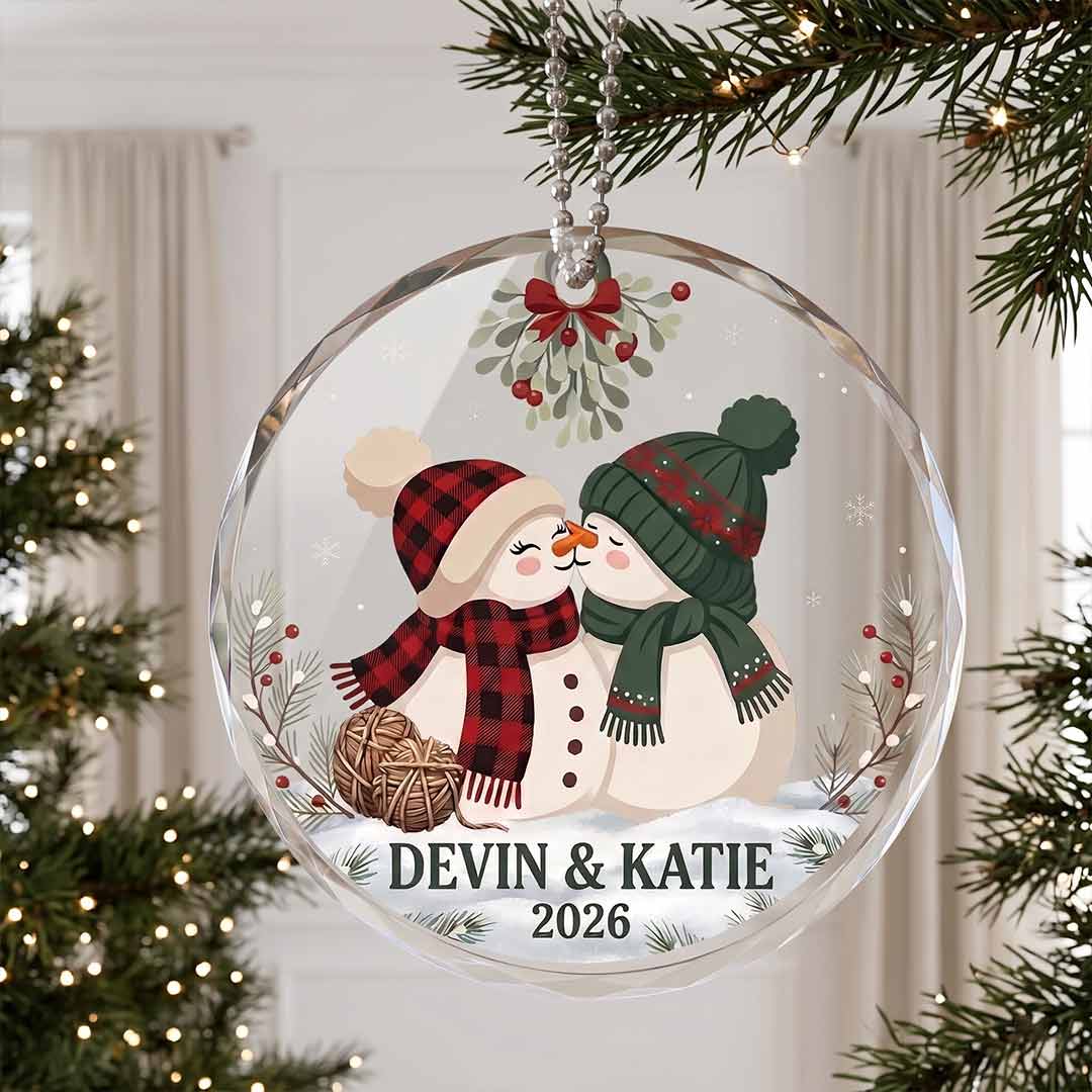 Kissing Snowman Couple Christmas Romance Keepsake Personalized Custom Name Date Couple Round Glass Christmas Ornament for Couples Gift