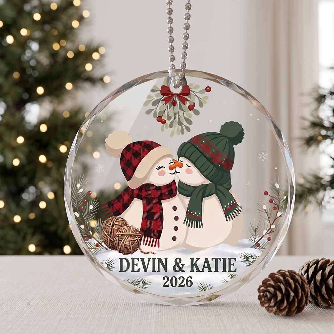 Kissing Snowman Couple Christmas Romance Keepsake Personalized Custom Name Date Couple Round Glass Christmas Ornament for Couples Gift