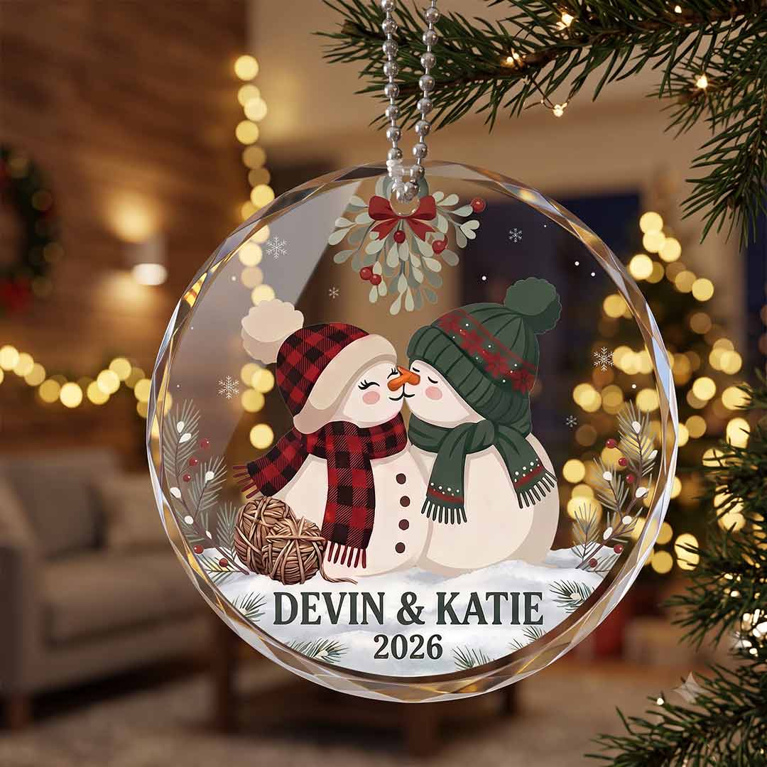 Kissing Snowman Couple Christmas Romance Keepsake Personalized Custom Name Date Couple Round Glass Christmas Ornament for Couples Gift