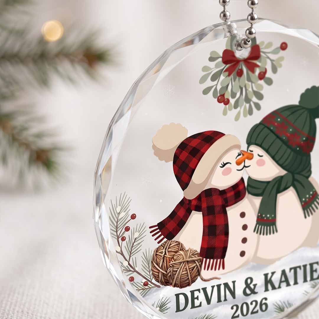Kissing Snowman Couple Christmas Romance Keepsake Personalized Custom Name Date Couple Round Glass Christmas Ornament for Couples Gift