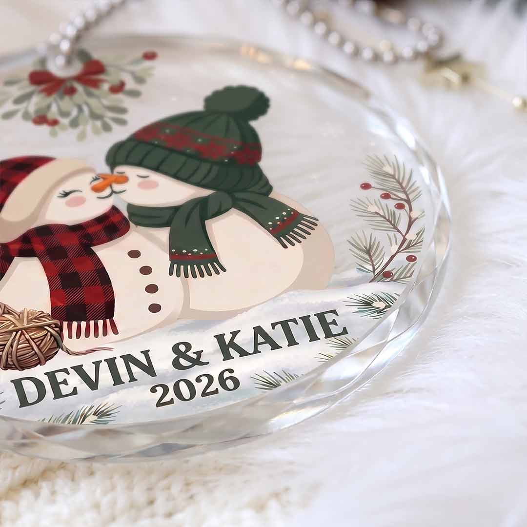 Kissing Snowman Couple Christmas Romance Keepsake Personalized Custom Name Date Couple Round Glass Christmas Ornament for Couples Gift