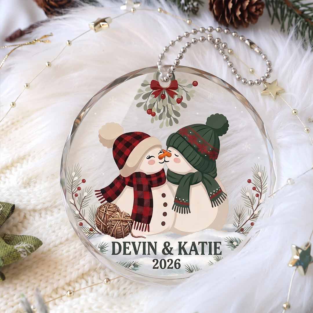 Kissing Snowman Couple Christmas Romance Keepsake Personalized Custom Name Date Couple Round Glass Christmas Ornament for Couples Gift